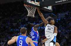 Antetokounmpo culmina un mate ante el italiano Diouf, en Limasol.