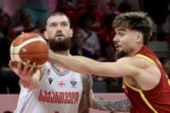 Juancho Hernangomez peleando un balón contra Georgia.