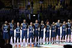 Los jugadores de Chipre, escuchando el himno, durante su primer partido en Limasol.