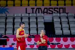 Aldama y Scariolo conversan, durante el entrenamiento de la selección en Limasol de este viernes.