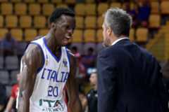 Pozzeco festeja con Niang una de las acciones del alero durante el presente Eurobasket.