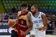 De Larrea, defendido por Darius Thompson, durante el Italia-España.