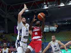 Nurkic intenta taponar a Baldwin, en el Bosnia-Georgia.