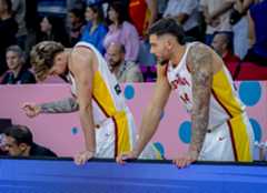 Los hermanos Hernangómez, durante el partido contra Grecia.