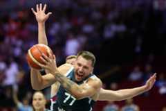Doncic, en acción ante Italia.