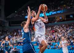 Wagner busca el aro ante la oposición de Doncic.