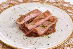 Presentación final del secreto ibérico con mermelada de cebolla.