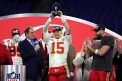 Mahomes, con el trofeo de conferencia.