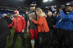 Travis Kelce y Taylor Swift festejan el pase a la Super Bowl.