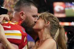 Travis Kelce y Taylor Swift se besan tras la Super Bowl.
