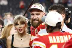 Taylor Swift y Travis Kelce, tras la victoria de Kansas City.