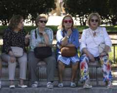 Un grupo de señoras, en la Plaza de Oriente de Madrid