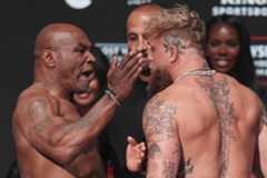 Mike Tyson y Jake Paul, durante el pesaje de los boxeadores.