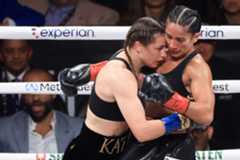 Katie Taylor abrazada a Amanda Serrano durante el combate.