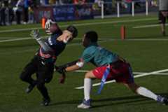 Dos jugadores durante un partido de NFL flag.