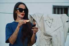 Vega con la caja de cerillas incluida en su LP Ignis.