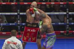 Usyk conecta un directo a la mandíbula de Fury.