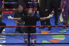 El ucraniano rezando tras el combate.