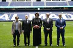 José Luis Martínez-Almeida y Florentino Pérez, junto a los representantes de los Dolphins y la NFL.