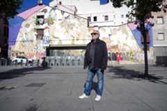 El director de cine posa en la plaza de Nelson Mandela.