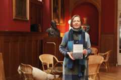 La escritora posa con su obra en el Ateneo de Madrid, concretamente en la sala conocida como La Cacharrería.