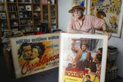 El periodista posa con algunas de las 'joyas' de la colección en su despacho de San Sebastián de los Reyes.