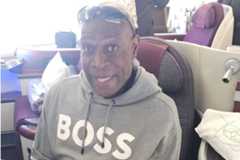 Frank Bruno, sentado en el vuelo Londres-Doha, poco antes de despegar.