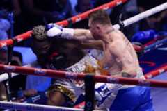 Canelo conecta un golpe ante Scull durante su combate en Riad.