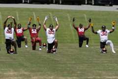 Jugadores de los Washington Comandantes durante un entrenamiento.