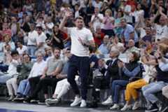 Luka Doncic, ovacionado por el Palacio, durante el Real Madrid-Granada.