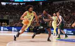 Jabari Parker, ante Ejim, en el Carpena.