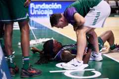 Kendrick Perry, ensangrentado, tras el codazo de Musa, en el Carpena.