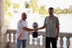 Chus Mateo y Pedro Martínez junto al trofeo.