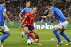Aitana Bonmati controla el balón durante el encuentro ante Italia en el Grupo B de la Euro 2025 el viernes 11 de julio del 2025.