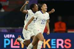 Delphine Cascarino celebra el segundo gol que marcó ante Países Bajos.
