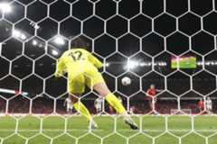 Penalti lanzado por Alexia que paró la meta suiza Livia Peng.