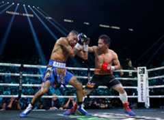 Pacquiao conecta un golpe a Barrios durante su combate.