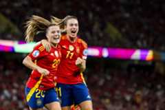 Clàudia Pina celebra su gol contra Suiza junto a Alexia Putellas, durante los cuartos de final de la Eurocopa 2025.
