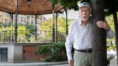 Jack Taylor posa en la plaza de Chamberí, el barrio en el que vive desde que se mudó a España en 1961.