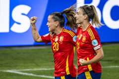 Claudia Pina y Alexia Putellas celebran el 2-0 frente a Suiza en cuartos de final, en Berna.