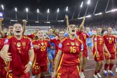 Las jugadoras de la selección celebran el pase sobre el césped.