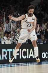 Llull celebra uno de los montones de triples que ha anotado con el Real Madrid.