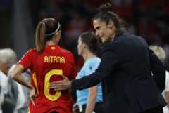 Montse Tomé da instrucciones a Aitana en esta Eurocopa.