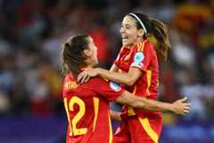 Aitana Bonmatí y Patri Guijarro celebran la victoria contra Alemania.