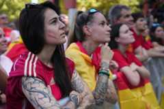 Los aficionados contienen la respiración ante la pantalla.