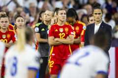 Tomé, sería, junto a sus jugadoras tras perder la final de la Euro.