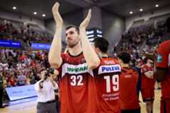 Los jugadores del Granada, tras el último partido del pasado curso.