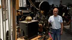 Carlos Jiménez posa entre algunos de los ingenios cinematográficos del Museo del Cine, en Villarejo de Salvanés. D.I.