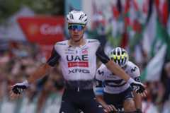 Ayuso supera a Romo en la meta de Los Corrales de Buelna.