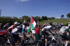 CABEZÓN DE LA SAL (CANTABRIA), 05/09/2025.- Varias personas protestan en apoyo al pueblo palestino entre los ciclistas durante la etapa 13 de la lt;HIT gt;Vuelta lt;/HIT gt; Ciclista a lt;HIT gt;España lt;/HIT gt; 2025 disputada entre el Cabezón de la Sal, y L'Angliru, de 202,7km de recorrido, este viernes. EFE/Javier Lizón